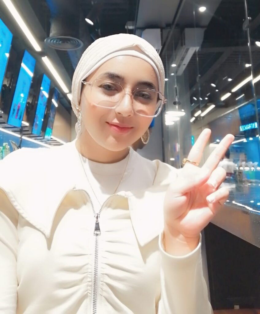 "الطالبة جنة أسامة السنطاوي، من الصف الأول الثانوي لغات بمدرسة دار التربية الرسمية للغات بشبين الكوم، ضمن أوائل المدرسة، معروفة بتفوقها واستمرارها في النجاح منذ المرحلة الابتدائية."