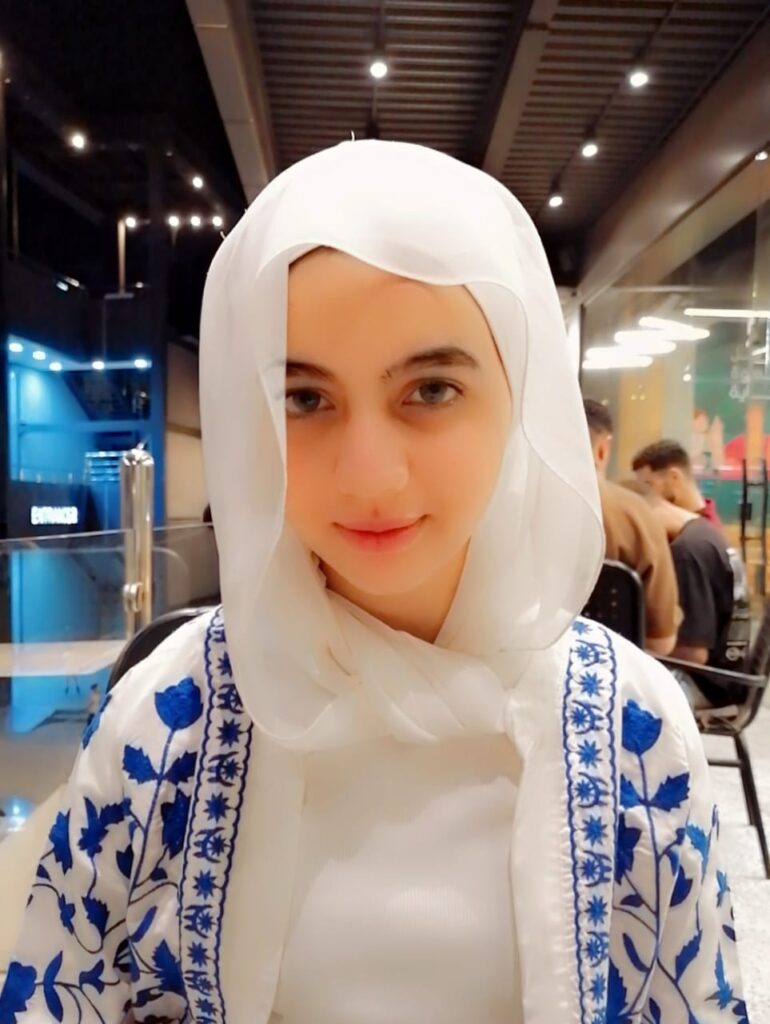 "الطالبة المتفوقة جودي أسامة السنطاوي من الصف الاول الاعدادي لغات بمدرسة دار التربية الرسمية للغات بشبين الكوم، ضمن أوائل المدرسة، نموذج للتميز والاجتهاد الدراسي.